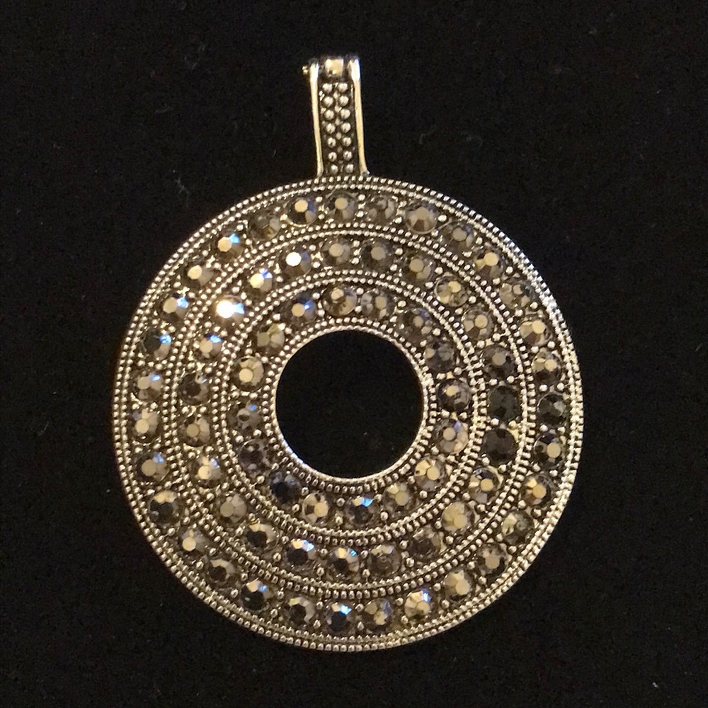 Premier Designs circular Pendent
